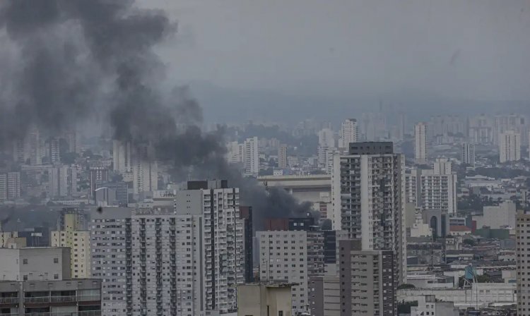 Prédio no Brás em São Paulo pega fogo e corre risco de desabar