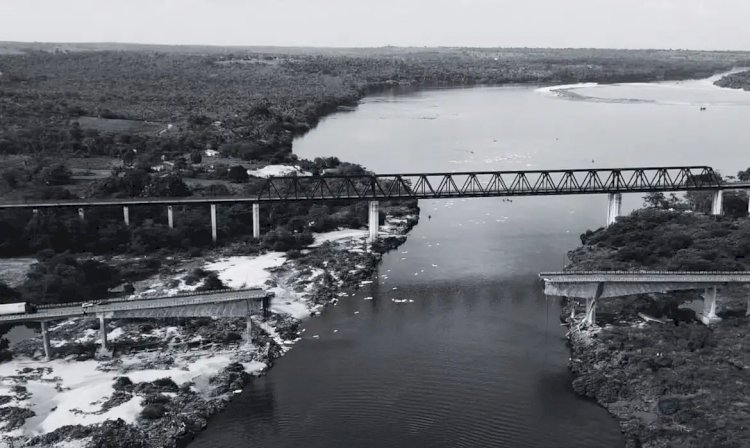 Resgatado corpo em cabine de caminhão submerso após queda de ponte