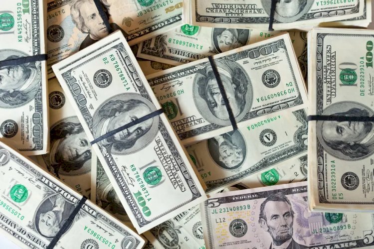 Dólar fecha em alta e vai a R$ 4,84, de olho em sinais sobre juros no Brasil e no mundo