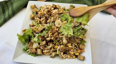 Salada com molho de mostarda e croutons