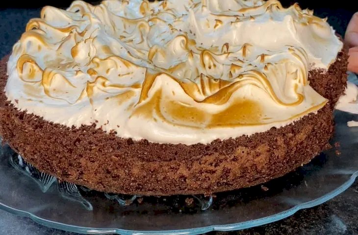 Bolo de chocolate com merengue