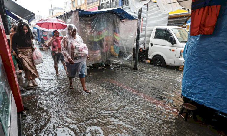 Mulher morre após carro ficar submerso em São Paulo