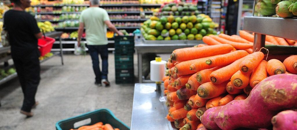 Atividade econômica recua 0,2% e mercado acompanha sinais de desaceleração