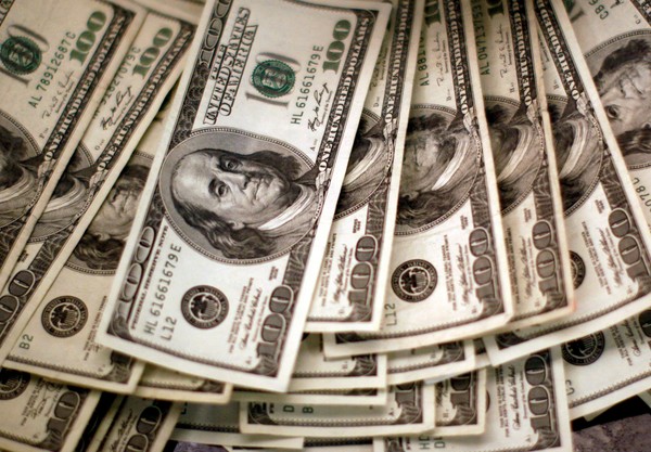 Dólar gira em torno de R$ 5,16 e Bolsa opera em queda antes das decisões de juros no Brasil e nos EUA