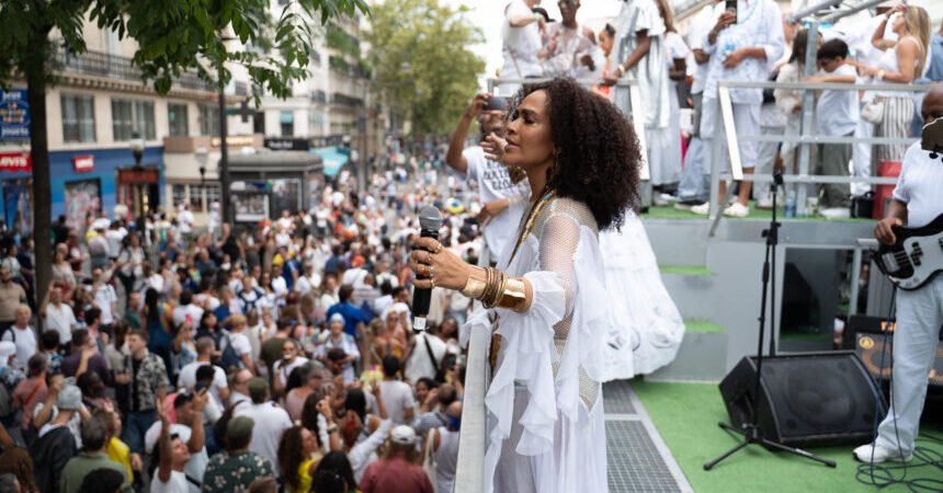 Lavagem de Madeleine leva cultura afro-brasileira às ruas de Paris