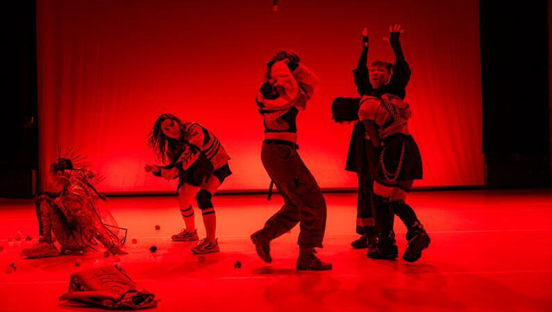 Espetáculo “Babel: Dark Techno Ritual” estreia em Assunção com teatro, música eletrônica e reflexão sobre a comunicação