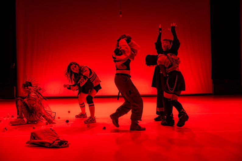 Espetáculo “Babel: Dark Techno Ritual” estreia em Assunção com teatro, música eletrônica e reflexão sobre a comunicação