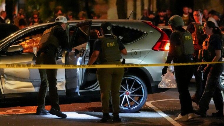 Homem é baleado por agentes de imigração nos EUA com criança dentro do carro