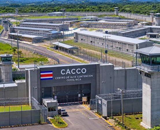 Costa Rica inaugura megapenitenciária inspirada no modelo de segurança de El Salvador